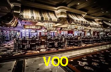 Una escena digital vívida inspirada en casino con VOO mostrado prominentemente, luces brillantes, fichas, cartas y acentos dorados.